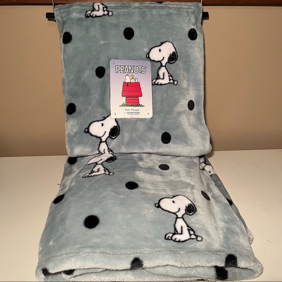 Peanuts Snoopy Teal Polka Dot Plush Blanket Throw - Picture 2 of 6